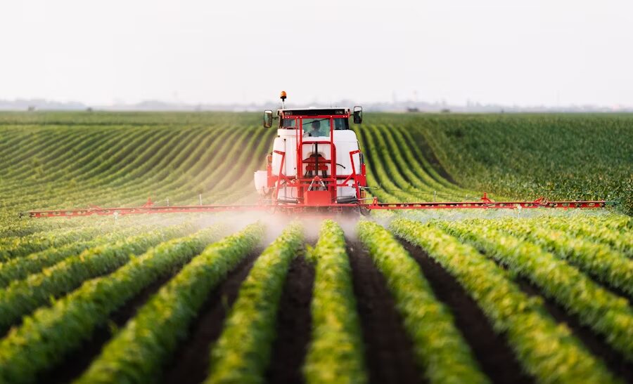 red_trctr_grn_field